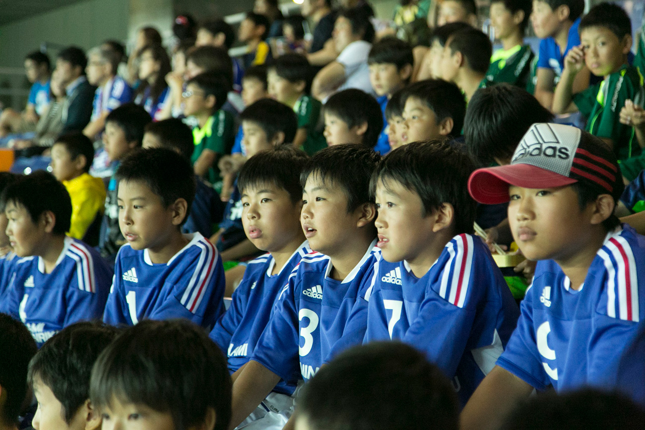 真剣にピッチを見つめる子どもたち